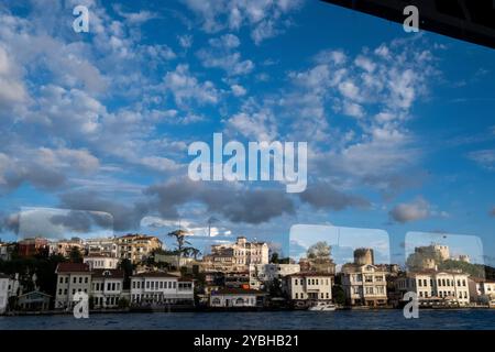 Vue depuis une croisière en bateau sur le détroit du Bosphore dans le quartier résidentiel d'Uskudar du côté asiatique d'Istanbul, capitale économique de la Turquie, on Banque D'Images