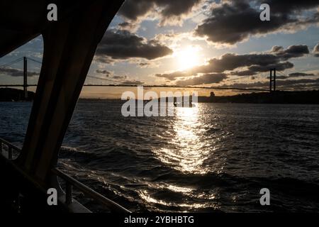 Vue depuis une croisière en bateau sur le détroit du Bosphore du pont du Bosphore, officiellement connu sous le nom de pont des Martyrs du 15 juillet et familièrement comme le premier Banque D'Images