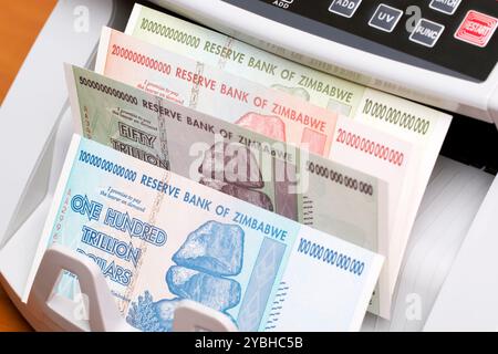 Monnaie zimbabwéenne - dollar dans la machine à compter Banque D'Images