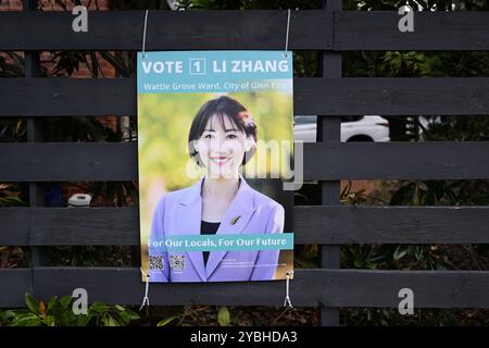 Panneau de campagne pour Li Zhang, candidat aux élections municipales de la ville de Glen Eira, accroché à une clôture en bois gris foncé Banque D'Images