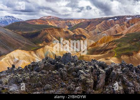 Champs de lave et montagnes de rhyolite à Landmannalaugar Banque D'Images