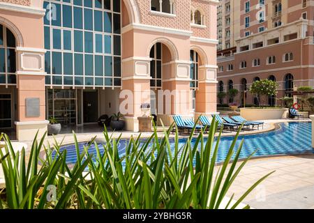 Vue de l'immeuble d'appartements avec piscine dans le Pearl Qatar, une île artificielle à Doha Banque D'Images