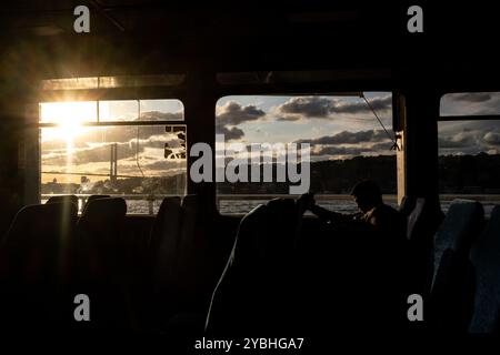 Vue depuis une croisière en bateau sur le détroit du Bosphore dans le quartier résidentiel d'Uskudar du côté asiatique d'Istanbul, capitale économique de la Turquie, on Banque D'Images