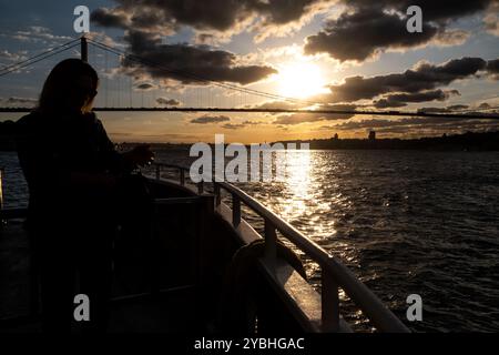 Vue depuis une croisière en bateau sur le détroit du Bosphore du pont du Bosphore, officiellement connu sous le nom de pont des Martyrs du 15 juillet et familièrement comme le premier Banque D'Images