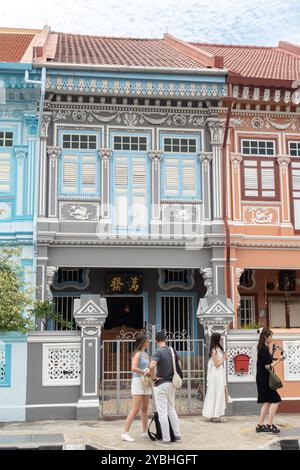 Touristes aux maisons Peranakan à Singapour, Katong-Joo Chiat, Koon Seng Road, Banque D'Images