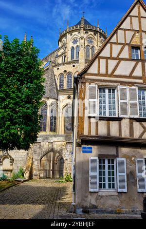 France, cher (18), Bourges, cathédrale St Etienne, patrimoine mondial de l'UNESCO, rue Bourbonnoux Banque D'Images