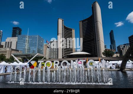 Panneau de Toronto et l'hôtel de ville de Toronto à Nathan Phillips Square le jour ensoleillé de l'été, Toronto, Canada Banque D'Images