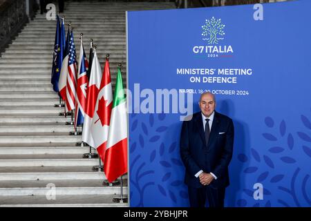 Guido Crosetto, ministre italien de la Défense, accueille à Naples, en Italie, la réunion des ministres du G7 sur la défense. 19 octobre 2024. Photo Alessandro Garofalo /LaPresse crédit : LaPresse/Alamy Live News Banque D'Images