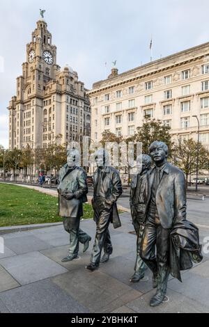 Statue des Beatles, Liverpool, Merseyside, Angleterre. Sculpture en bronze des Fab Four à Pier Head à côté du Royal Liver Building. Banque D'Images