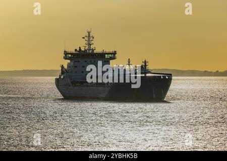 Le pétrolier de bitume Baltic Narval se dirige vers les quais d'Avonmouth par temps clair Banque D'Images