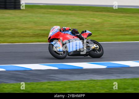 Albert Arenas d'Espagne est vu en action dans la séance d'essais Moto2™ le premier jour du Qatar Airways Australian Motorcycle Grand Prix 2024 à Phillip Island, en Australie. Le Qatar Airways Australian Motorcycle Grand Prix 2024 accueille les meilleurs pilotes émergents au monde. Le premier jour d'action a vu des performances impressionnantes dans des conditions difficiles, passant de la pluie battante le matin à l'après-midi ensoleillé. Les séances d'entraînement incluaient la catégorie MotoGP™ ainsi que Moto2™ et Moto3™. (Photo Alexander Bogatyrev/SOPA images/SIPA USA) Banque D'Images