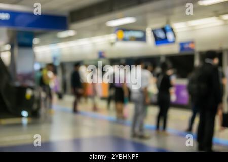 Image floue de gens faisant la queue, faisant la queue dans la gare mrt, à Bangkok, Thaïlande Banque D'Images