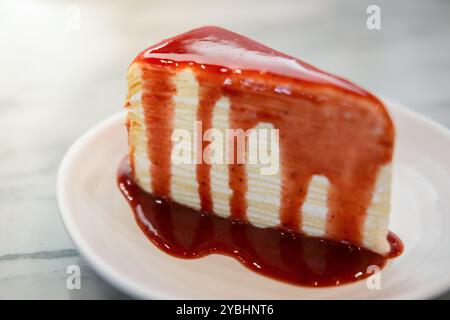 Gâteau à la crêpe aux fraises sur assiette Banque D'Images