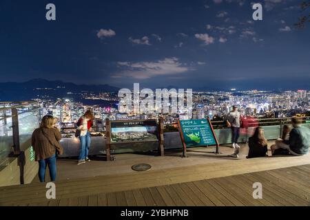 Séoul, Corée du Sud - 8 octobre 2024 - aperçu des lumières nocturnes de la ville vues depuis le sommet de la montagne Namsan la nuit Banque D'Images