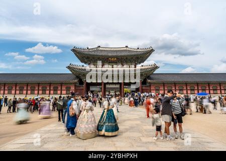 Séoul, Corée du Sud - 9 octobre 2024 - vue de la porte d'entrée principale du célèbre palais de Gyeongbokgung à Séoul Banque D'Images