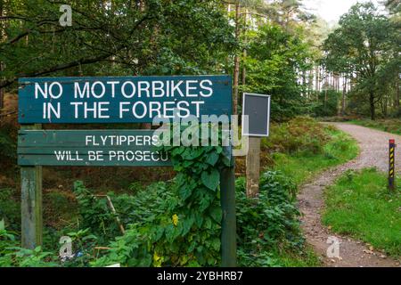 Un panneau sur un chemin à travers Thetford Chase indique No Motorbikes in the Forest. Banque D'Images