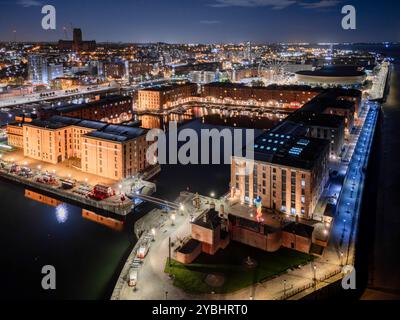 Royal Albert Dock de Liverpool vu du dessus après la tombée de la nuit, montrant les docks illuminés et l'architecture historique du front de mer de Liverpool. Banque D'Images