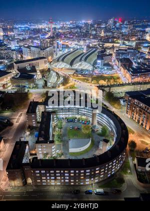 St Andrew’s Gardens à Liverpool vu du dessus la nuit, montrant le complexe historique d’hébergement étudiant illuminé au cœur de la ville. Banque D'Images