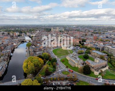 Vue aérienne du centre-ville de York avec les tours de la York Minster dominant l'horizon de la ville historique du Yorkshire. Banque D'Images
