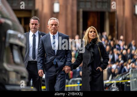 Robert F. Kennedy Jr. tient la main à son épouse, l'actrice Cheryl Hines alors qu'ils quittent les funérailles de sa mère, Ethel Kennedy, à la cathédrale de Matthieu l'Apôtre à Washington, DC le mercredi 16 octobre 2024.crédit : Daniel Heuer / CNP/Sipa USA pour NY Post (RESTRICTION : PAS DE COURRIER QUOTIDIEN. AUCUN journal de New York ou du New Jersey ni aucun journal dans un rayon de 75 milles autour de New York.) Banque D'Images