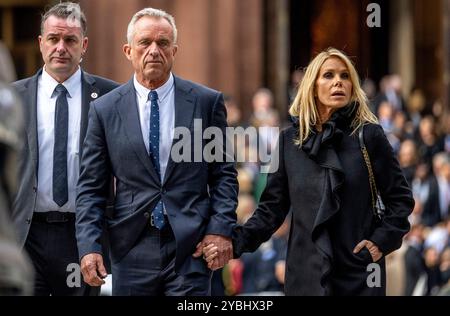 Robert F. Kennedy Jr. tient la main à son épouse, l'actrice Cheryl Hines alors qu'ils quittent les funérailles de sa mère, Ethel Kennedy, à la cathédrale de Matthieu l'Apôtre à Washington, DC le mercredi 16 octobre 2024.crédit : Daniel Heuer / CNP/Sipa USA pour NY Post (RESTRICTION : PAS DE COURRIER QUOTIDIEN. AUCUN journal de New York ou du New Jersey ni aucun journal dans un rayon de 75 milles autour de New York.) Banque D'Images