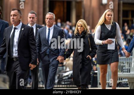 Robert F. Kennedy Jr. tient la main à son épouse, l'actrice Cheryl Hines alors qu'ils quittent les funérailles de sa mère, Ethel Kennedy, à la cathédrale de Matthieu l'Apôtre à Washington, DC le mercredi 16 octobre 2024.crédit : Daniel Heuer / CNP/Sipa USA pour NY Post (RESTRICTION : PAS DE COURRIER QUOTIDIEN. AUCUN journal de New York ou du New Jersey ni aucun journal dans un rayon de 75 milles autour de New York.) Banque D'Images