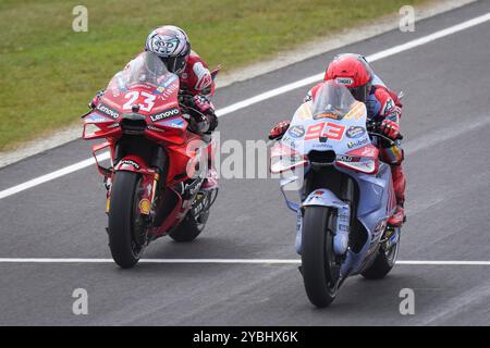 Course de sprint Qatar Airways Grand Prix d'Australie MotoGP sur le circuit de Phillip Island. Australie 19 octobre 2024 en photo : Marc Marquez et Enea Bastianini Carrera al sprint del Gran Premio Qatar Airways de MotoGP de Australia en el circuito de Phillip Island. 19 de Octubre de 2024 POOL/ MotoGP.com/Cordon les images de presse seront à usage éditorial exclusif. Crédit obligatoire : © MotoGP.com crédit : CORDON PRESS/Alamy Live News Banque D'Images