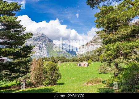 Col et refuge de Gabardito, vallée de l'Echo, Parc naturel des Valles Occidentales, Huesca, Espagne Banque D'Images