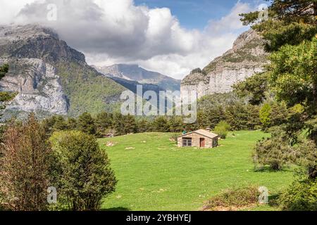 Col et refuge de Gabardito, vallée de l'Echo, Parc naturel des Valles Occidentales, Huesca, Espagne Banque D'Images