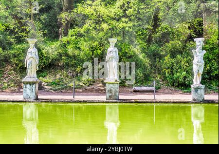 Statues de la piscine surplombant l'ancienne Caryatides Canopus appelé à la Villa Adriana (la Villa d'Hadrien), Tivoli, Italie Banque D'Images