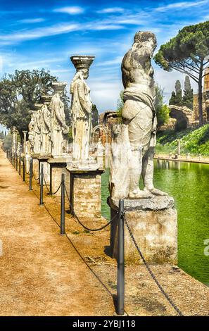 Statues de la piscine surplombant l'ancienne Caryatides Canopus appelé à la Villa Adriana (la Villa d'Hadrien), Tivoli, Italie Banque D'Images