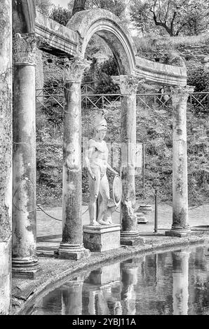 Statue grecque d'Arès surplombant la piscine antique appelé Canopus, l'intérieur de Villa Adriana (la Villa d'Hadrien), Tivoli, Italie Banque D'Images