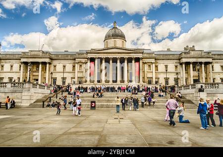 LONDRES - MAI 28 : touristes à Trafalgar Square devant la National Gallery, 28 mai 2015 à Londres. Fondée en 1824, la National Gallery est l'une des th Banque D'Images