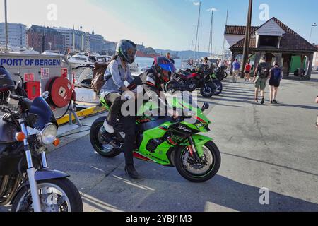 7 septembre, 2024 Bergen, Norvège les amateurs de cyclisme automobile montent sur le port de Bergen, pour continuer leur visite autour de Bergen et ses environs. Banque D'Images