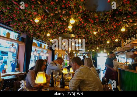 7 septembre, 2024 Bergen, Norvège dîner à l'intérieur du restaurant Taperia Tapas et Pinxos, sur Skostredet dans la vieille ville de Bergen Banque D'Images