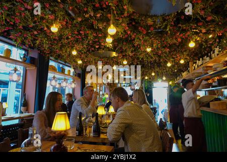 7 septembre, 2024 Bergen, Norvège dîner à l'intérieur du restaurant Taperia Tapas et Pinxos, sur Skostredet dans la vieille ville de Bergen Banque D'Images