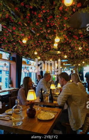 7 septembre, 2024 Bergen, Norvège dîner à l'intérieur du restaurant Taperia Tapas et Pinxos, sur Skostredet dans la vieille ville de Bergen Banque D'Images