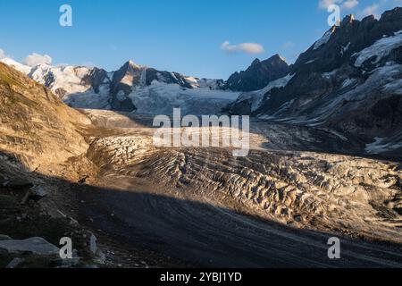 Vue sur le glacier Bracken lors d'un trek du Zanskar à la vallée de Warwan, chaîne de Pir Panjal, Cachemire, Inde Banque D'Images