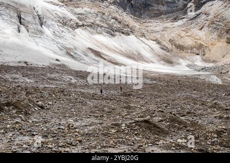 Traversée du glacier Bracken lors d'un trek du Zanskar à la vallée de Warwan, chaîne de Pir Panjal, Cachemire, Inde Banque D'Images