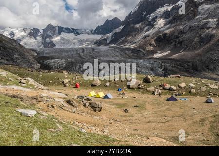 Camping près du glacier Bracken sur un trek du Zanskar à la vallée de Warwan, Pir Panjal Range, Cachemire, Indi Banque D'Images