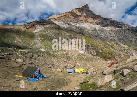 Camping près du glacier Bracken sur un trek du Zanskar à la vallée de Warwan, Pir Panjal Range, Cachemire, Indi Banque D'Images