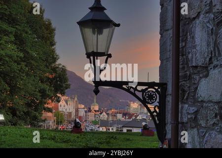 7 septembre 2024 Bergen, Norvège vue de la vieille ville et du quartier Bryggen Hansa, depuis les remparts de la forteresse Bergenhus, Bergen, Norvège Banque D'Images