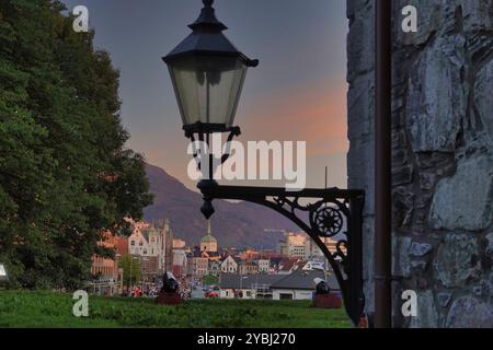 7 septembre 2024 Bergen, Norvège vue de la vieille ville et du quartier Bryggen Hansa, depuis les remparts de la forteresse Bergenhus, Bergen, Norvège Banque D'Images