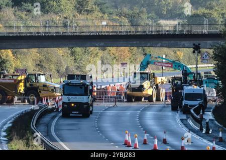 Bristol, Royaume-Uni. 19 octobre 2024. L'autoroute M4 sera fermée entre les jonctions 18 et 19 à Bristol pendant tout le week-end. Sur la photo sont les travaux de tranchée sous le pont A432. C'est l'une des sections les plus fréquentées du réseau autoroutier britannique, la circulation est perturbée. Le pont a fermé à 19h le vendredi 18 octobre et, espérons-le, rouvrira à 6h le 21, de sorte que de longs déroutements seront en place. Le pont A432 Badminton Road est en mauvais état, son remplacement est prévu en 2025. Ce week-end, les travaux vont dérouter les services locaux qui traversent le pont dans des tranchées creusées à travers la motte Banque D'Images