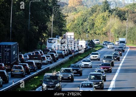 Bristol, Royaume-Uni. 19 octobre 2024. L'autoroute M4 sera fermée entre les jonctions 18 et 19 à Bristol pendant tout le week-end. Le trafic M4 dévié sur l'A417 provoque des retards. C'est l'une des sections les plus fréquentées du réseau autoroutier britannique, la circulation est perturbée. Le pont a fermé à 19h le vendredi 18 octobre et, espérons-le, rouvrira à 6h le 21, de sorte que de longs déroutements seront en place. Le pont A432 Badminton Road est en mauvais état, son remplacement est prévu en 2025. Ce week-end, les travaux vont réacheminer les services locaux qui traversent le pont dans des tranchées creusées à travers l'autoroute. Banque D'Images