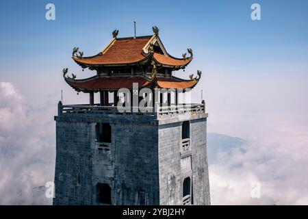 Temple sur la plus haute montagne Fan si Pan dans la province de Lao Cai, Vietnam. Banque D'Images