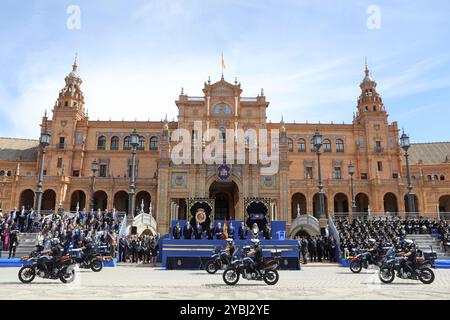 Séville, 10/02/2024. Événement central de la Journée de la police, encadré dans les activités commémoratives du 200e anniversaire du corps dans la Plaza de España. Y ont participé : Juanma Moreno, Fernando Grande-Marlaska, Antonio Sanz, Juan Espadas, José Luis Sanz et Francisco Pardo Piqueras. Photo : Raúl Doblado. ARCHSEV. Crédit : album / Archivo ABC / Raúl Doblado Banque D'Images