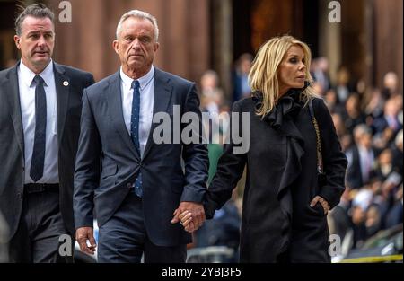 New York. 16 octobre 2024. Robert F. Kennedy Jr. tient la main à son épouse, l'actrice Cheryl Hines alors qu'ils quittent les funérailles de sa mère, Ethel Kennedy, à la cathédrale de Matthieu l'Apôtre à Washington, DC le mercredi 16 octobre 2024. Crédit : Daniel Heuer/CNP pour NY Post (RESTRICTION : PAS DE COURRIER QUOTIDIEN. AUCUN journal de New York ou du New Jersey ni aucun journal dans un rayon de 75 milles autour de New York.) Crédit : dpa/Alamy Live News Banque D'Images