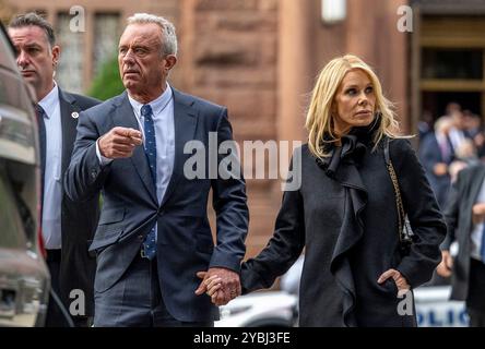 New York. 16 octobre 2024. Robert F. Kennedy Jr. tient la main à son épouse, l'actrice Cheryl Hines alors qu'ils quittent les funérailles de sa mère, Ethel Kennedy, à la cathédrale de Matthieu l'Apôtre à Washington, DC le mercredi 16 octobre 2024. Crédit : Daniel Heuer/CNP pour NY Post (RESTRICTION : PAS DE COURRIER QUOTIDIEN. AUCUN journal de New York ou du New Jersey ni aucun journal dans un rayon de 75 milles autour de New York.) Crédit : dpa/Alamy Live News Banque D'Images