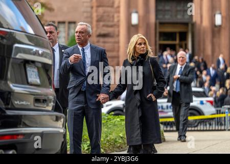 New York. 16 octobre 2024. Robert F. Kennedy Jr. tient la main à son épouse, l'actrice Cheryl Hines alors qu'ils quittent les funérailles de sa mère, Ethel Kennedy, à la cathédrale de Matthieu l'Apôtre à Washington, DC le mercredi 16 octobre 2024. Crédit : Daniel Heuer/CNP pour NY Post (RESTRICTION : PAS DE COURRIER QUOTIDIEN. AUCUN journal de New York ou du New Jersey ni aucun journal dans un rayon de 75 milles autour de New York.) Crédit : dpa/Alamy Live News Banque D'Images